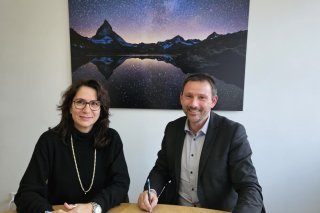 Le moment de la signature pour l'achat de Cité-Joie (le président de Nendaz Frédéric Fragnière et Nadia Ieronimo, déléguée aux affaires foncières de la Ville de Neuchâtel)